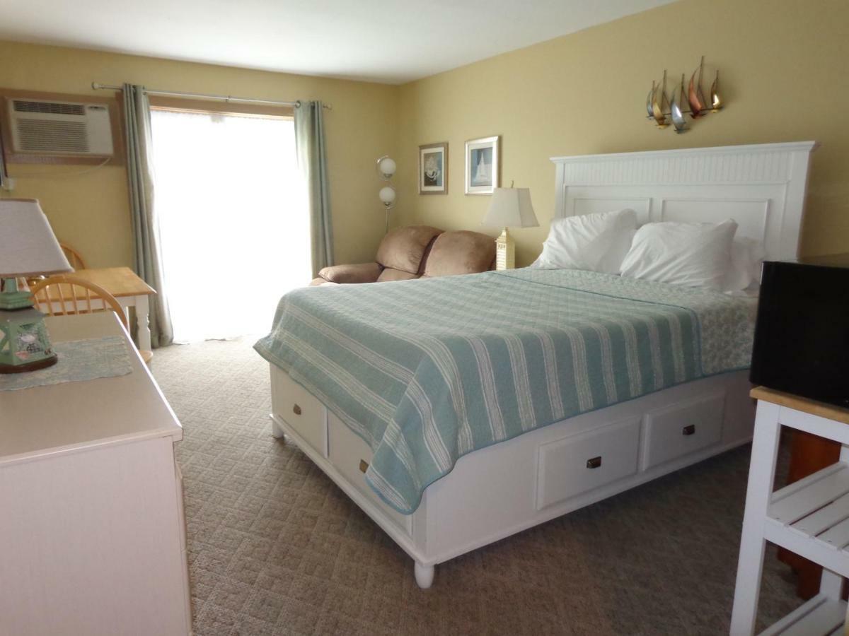 Jonathan'S On The Oceanfront Hampton Exterior photo