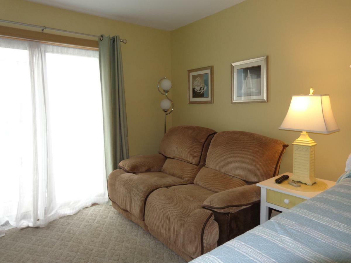 Jonathan'S On The Oceanfront Hampton Exterior photo