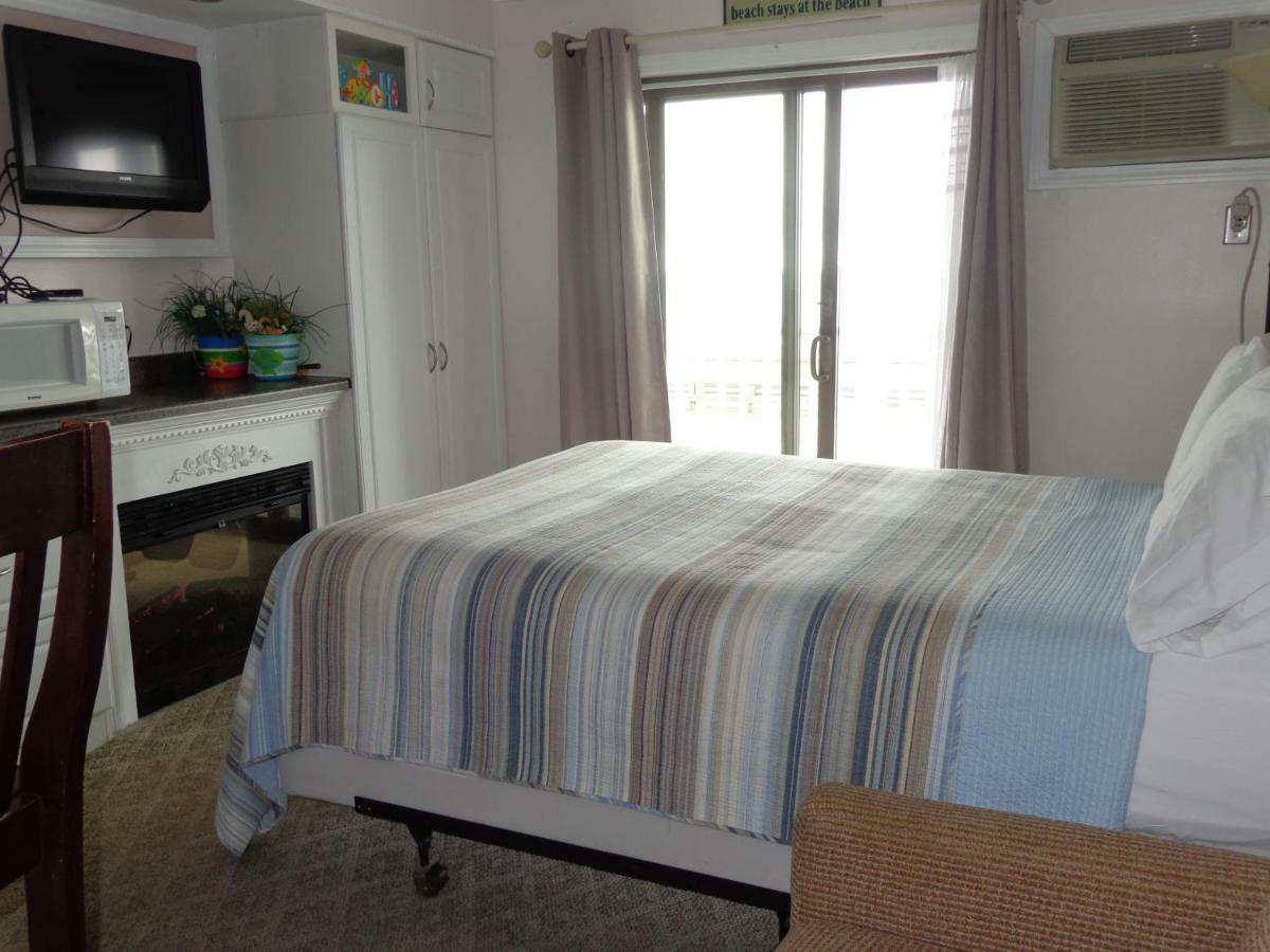 Jonathan'S On The Oceanfront Hampton Exterior photo