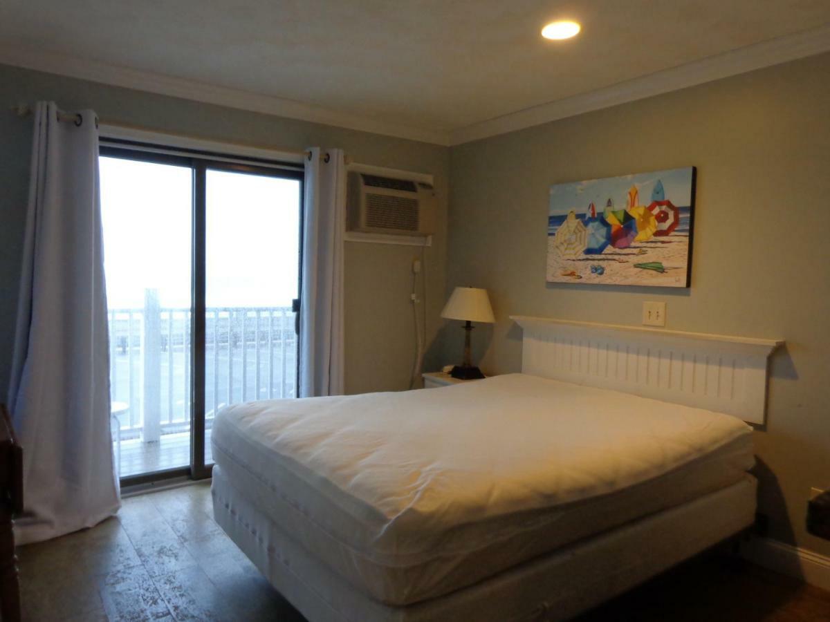 Jonathan'S On The Oceanfront Hampton Exterior photo