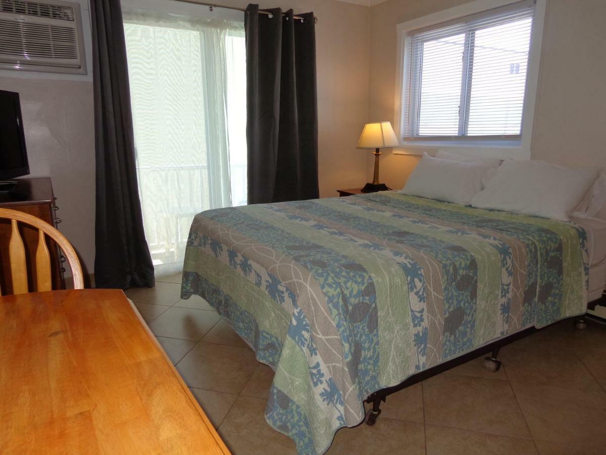Jonathan'S On The Oceanfront Hampton Exterior photo
